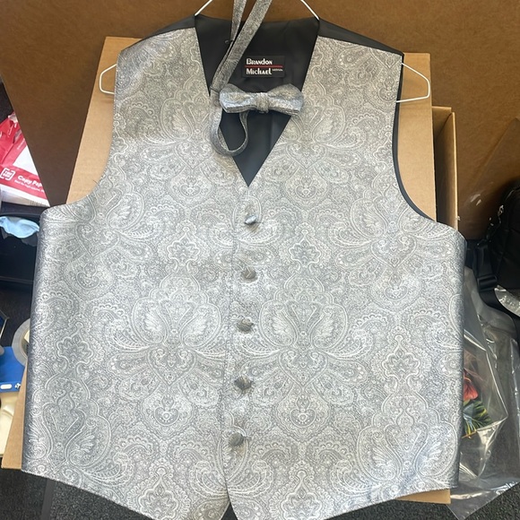 Retro Paisley Silver Tuxedo Vest and Bow Tie Size Medium great condition - Picture 1 of 3